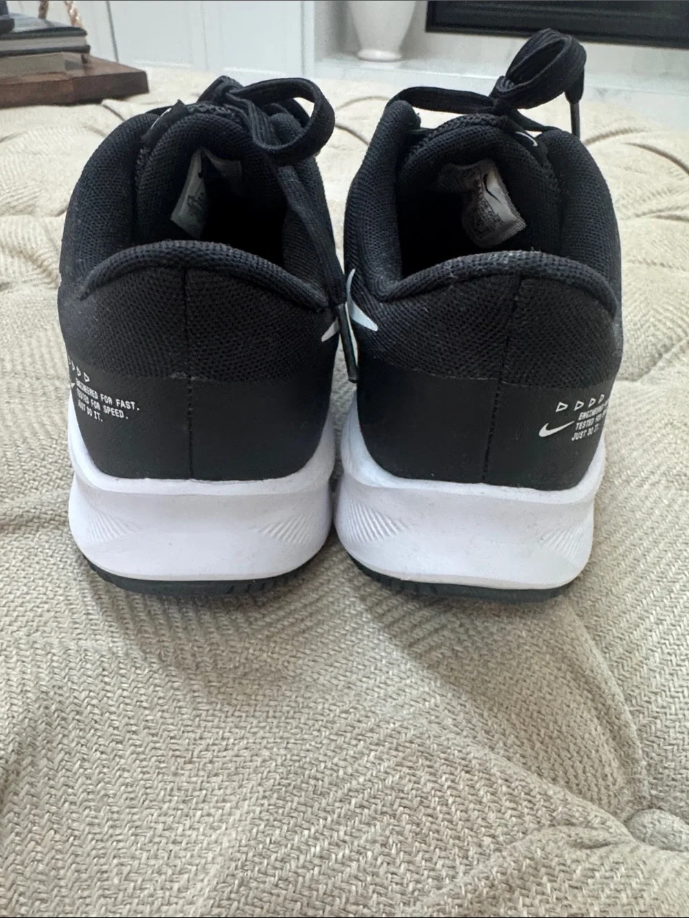 Nike women’s Black & White Mesh Running Shoes. Size 7.5 - Picture 3 of 3